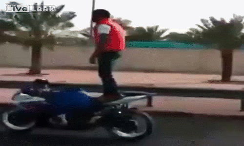 Quái xế liều mình đứng lái mô tô