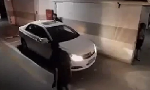 Hai tên cướp bị cô gái trẻ dọa “ma”... chạy mất hút