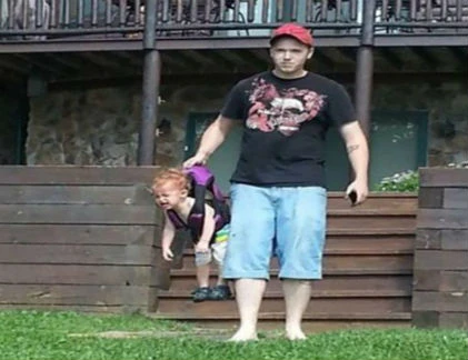 Dở khóc dở cười với kiểu chăm con của bố mẹ