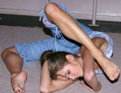 Kinh ngạc với nghệ thuật “quằn quại” của người đẹp