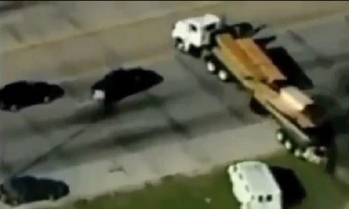 Xem xe đầu kéo chạy cảnh sát như phim hành động