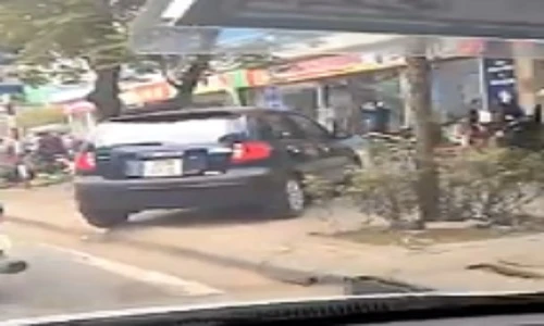 Ô tô cũng đua leo lên vỉa hè giờ cao điểm ở Hà Nội