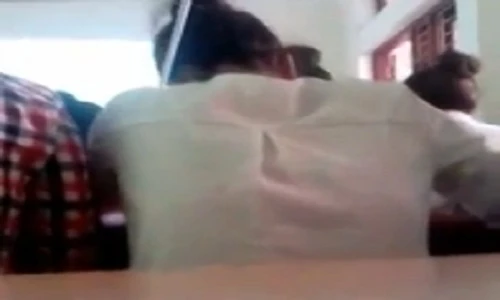 Nữ sinh bị bạn nam chọc ống hút vào áo ngực