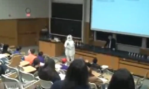 Thầy giáo trèo bàn rượt đuổi nam sinh trong lớp học