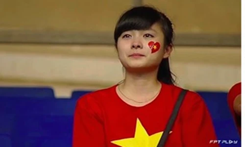 Phát sốt hình ảnh nữ CĐV khóc cuối trận U19 VN - Nhật Bản