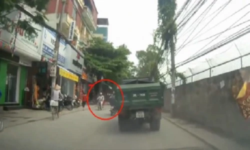 Cảnh giật dây chuyền ngay giữa phố Hà Nội