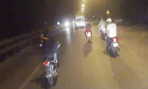 Sửng sốt quái xế lái xe máy bằng chân trên đường