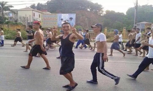Xem clip hàng trăm học viên cai nghiện Hải Phòng trốn trại diễu phố