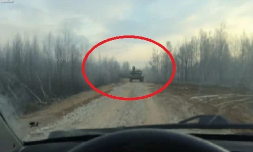 “Thanh niên cứng” đối đầu với xe tăng