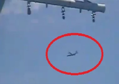 Cận cảnh máy bay TQ bay 2 vòng trên tàu VN