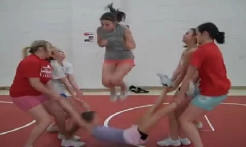 Sửng sốt cảnh nhảy dây bằng... người