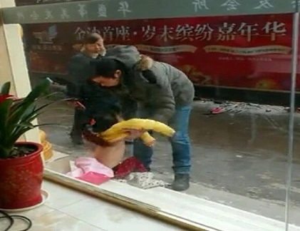 Phẫn nộ bố lột quần áo, kéo lê con giữa trời lạnh