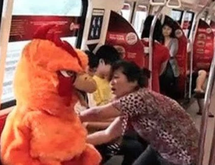 Hỏng đồ vì không chịu nhường chỗ