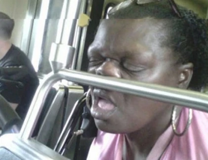 Những hành động... không giống ai nơi công cộng (6)