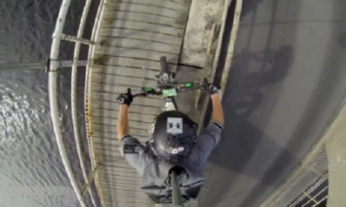 “Rụng tim” với pha đi xe máy lên thành cầu