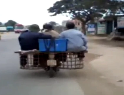 Thót tim cảnh 3 người làm xiếc trên xe 2 sọt