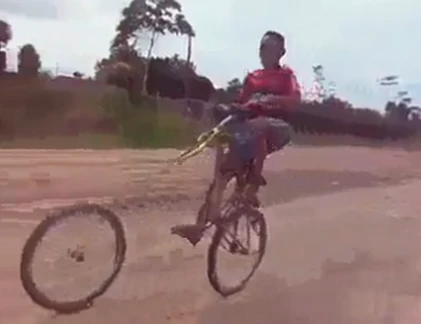 “Trẻ trâu” bốc đầu, rụng bánh xe đạp