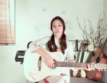 Ngất với gái gốc Việt hát "con bướm xuân" 5 thứ tiếng