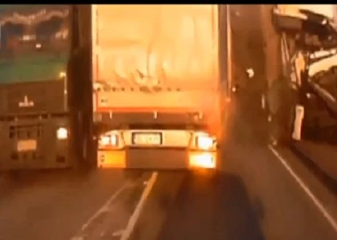 Xe đầu kéo đâm nhau nát bét trên đường