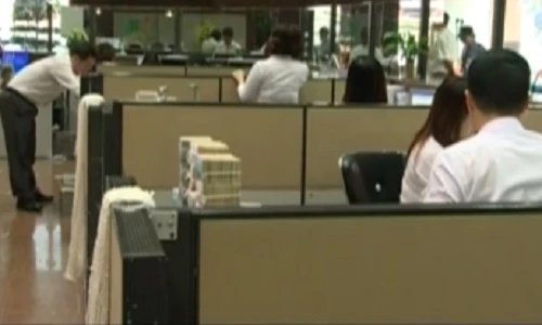 Thu nhập ngành ngân hàng vẫn cao nhất