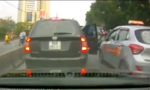 Bất ngờ mở cửa ô tô, làm gãy gương xe khác