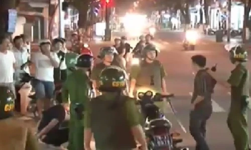 Clip: Ngăn chặn nhóm côn đồ hỗn chiến giữa phố