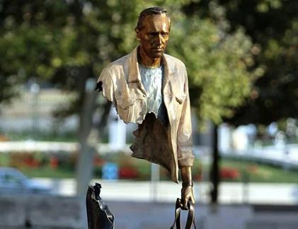 Thích thú tượng đồng điêu khắc không hoàn hảo