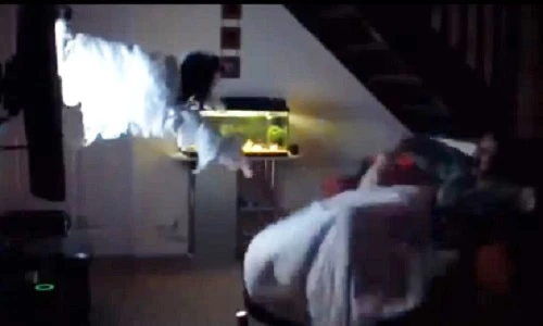 Hú hồn với trò dọa ma của ông bố trẻ