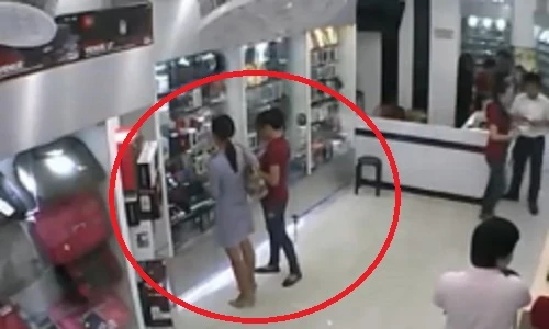Nữ quái vào cửa hàng điện thoại trộm đồ
