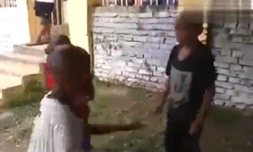 Trẻ trâu đánh nhau vì trò đùa dại dột