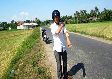 Truy tìm nhóm đối tượng chích điện, chém người, cướp vàng