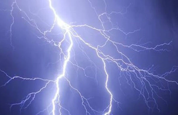 Đang trú mưa... bị sét đánh chết