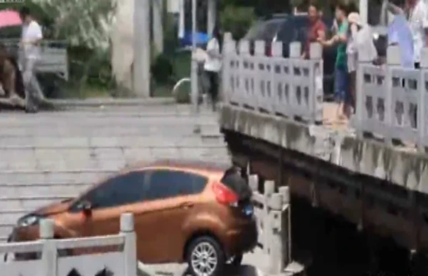 Xế hộp mất lái, đâm thủng lan can cầu... rơi xuống sông