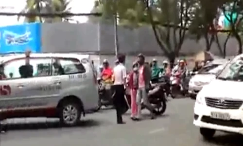 SH “hôn” taxi... tài xế, chủ xe cãi nhau ầm ĩ