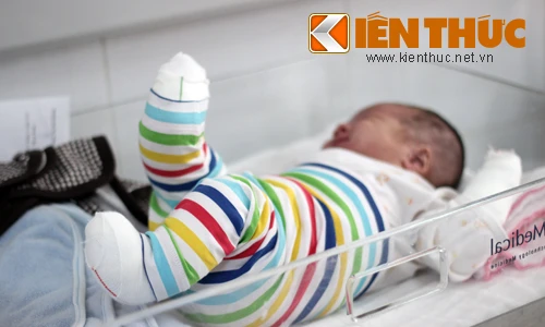 Xót xa bé bị bỏ rơi lở loét khắp người ở Viện Nhi