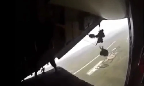 Thót tim cảnh lính nhảy dù bị mắc kẹt trên máy bay