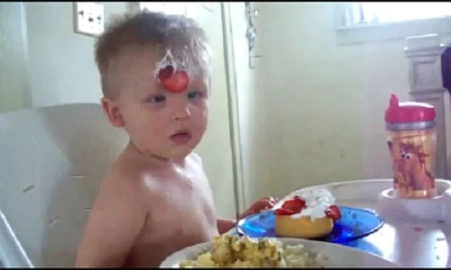 Những hành động ngộ nghĩnh của bé khiến phụ huynh đau đầu