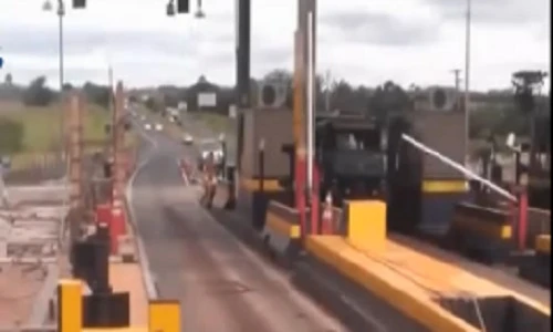 Ô tô húc bay trạm thu phí trên đường cao tốc