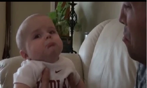 Em bé làm mặt buồn với bố cực dễ thương