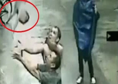 Nín thở cảnh hứng bé rơi từ nhà cao tầng xuống đất