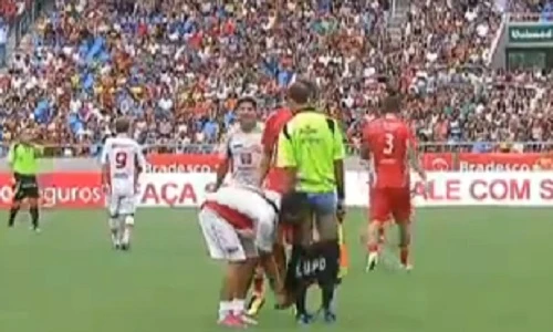 Clip trọng tài bị cầu thủ tụt quần ngay trên sân cỏ