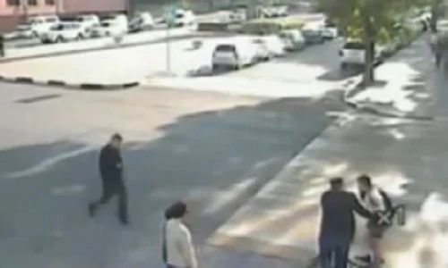 Người đàn ông liều mình cứu mạng thiếu nữ