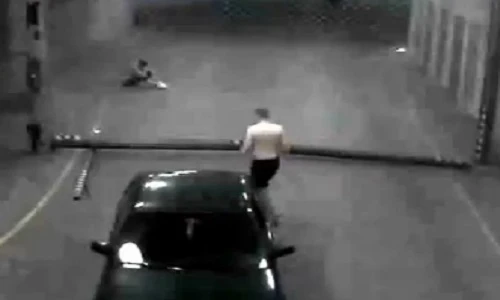 Clip ô tô cố vượt rào chắn và cái kết bất ngờ