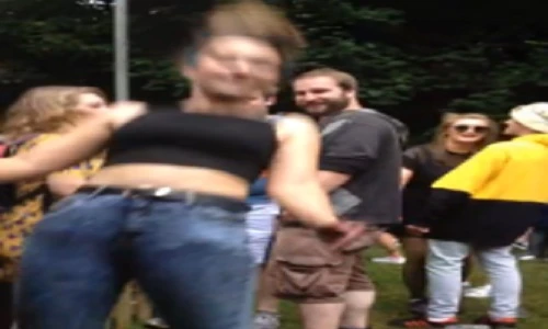 Mê mẩn thiếu nữ sexy nhảy theo nhạc sàn bốc lửa