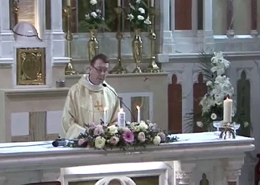 Linh mục khoe giọng hát thiên thần trong đám cưới