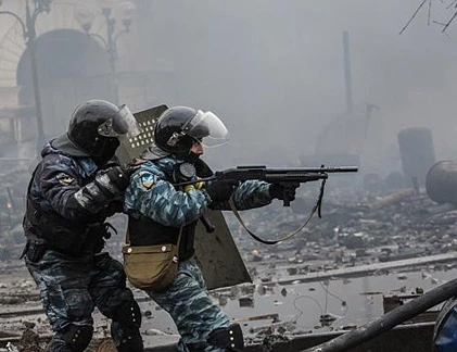 Cảnh sát nã đạn vào người biểu tình ở Ukraine