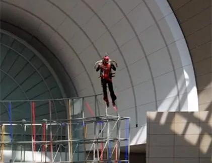 Con người tự bay bằng động cơ phản lực mi ni