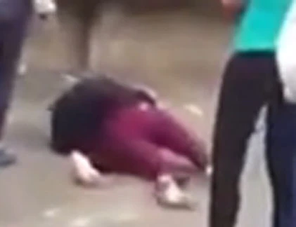 Thiếu nữ đánh bạn bệt đất