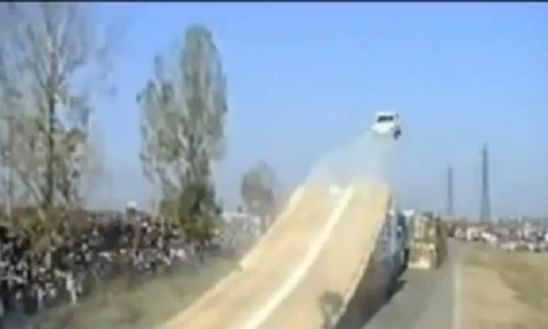 Thót tim ô tô bay lên không... cắm đầu xuống đất