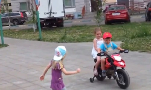 Hài hước clip bé dùng “siêu mô tô” đèo bạn gái đi chơi